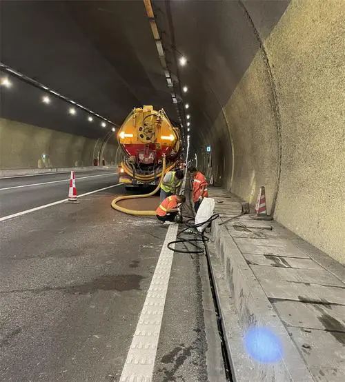 黑龙江隧道排水渠清淤